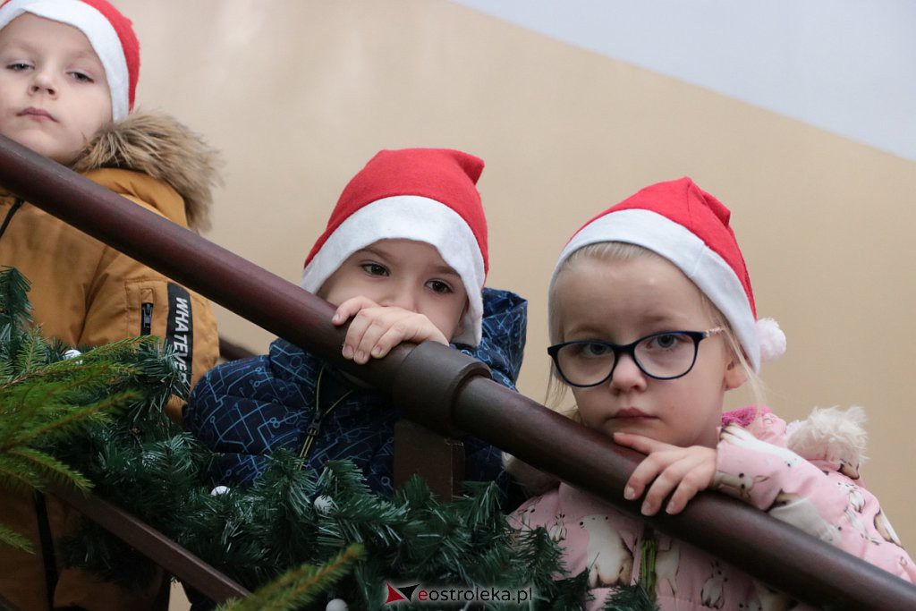 Przedszkolaki samodzielnie przystroiły choinkę w „Handlowcu” [ZDJĘCIA] - zdjęcie #5 - eOstroleka.pl