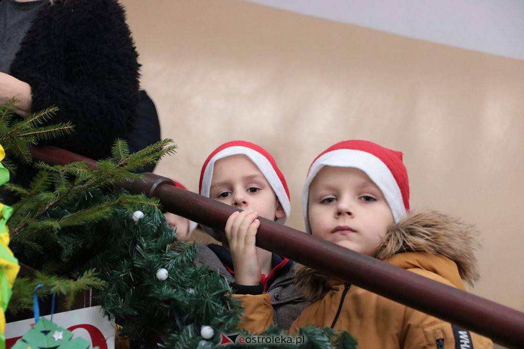 Przedszkolaki samodzielnie przystroiły choinkę w „Handlowcu” [ZDJĘCIA] - zdjęcie #6 - eOstroleka.pl