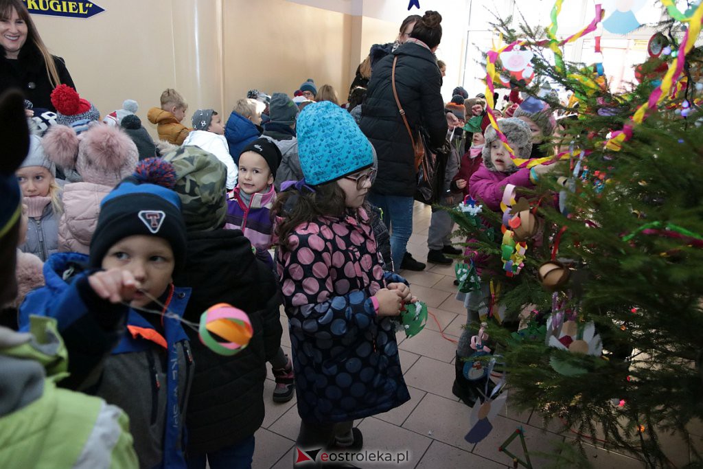 Przedszkolaki samodzielnie przystroiły choinkę w „Handlowcu” [ZDJĘCIA] - zdjęcie #10 - eOstroleka.pl