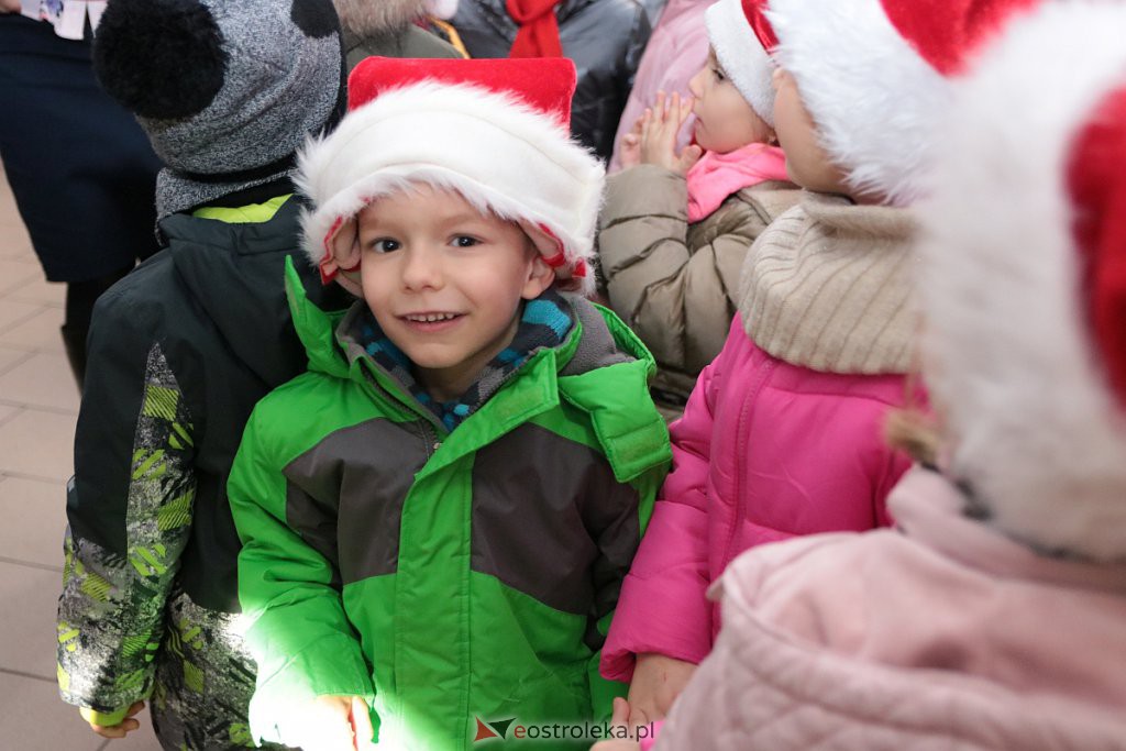 Przedszkolaki samodzielnie przystroiły choinkę w „Handlowcu” [ZDJĘCIA] - zdjęcie #12 - eOstroleka.pl