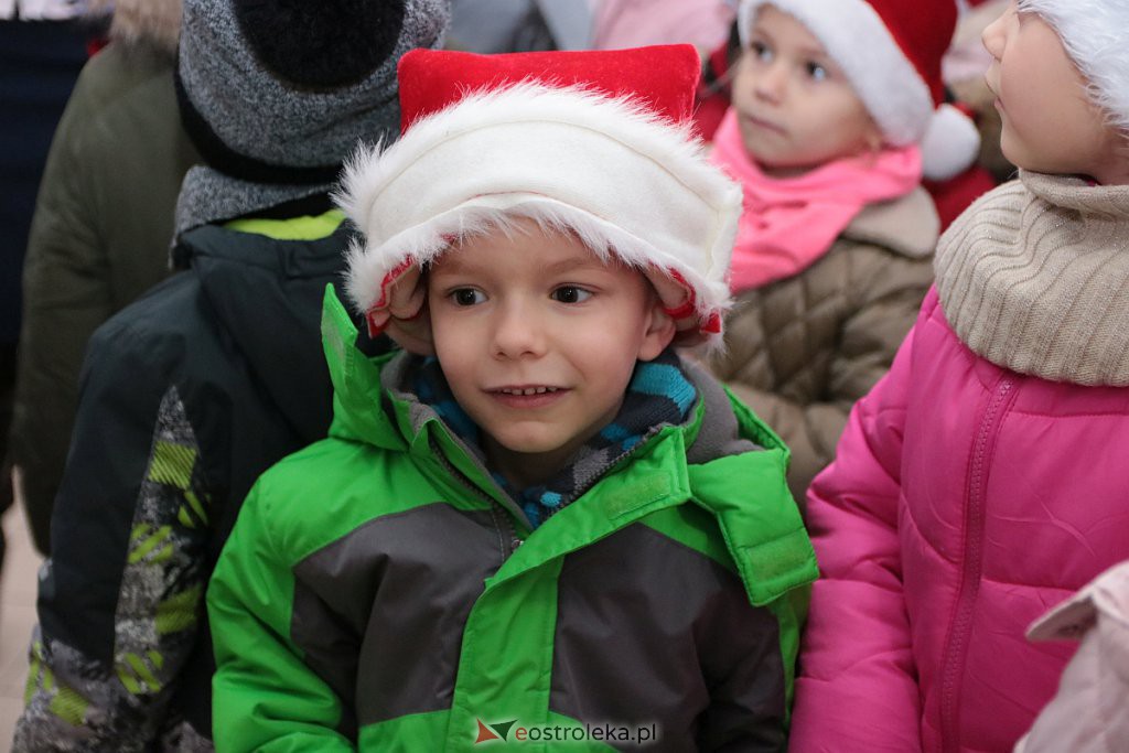 Przedszkolaki samodzielnie przystroiły choinkę w „Handlowcu” [ZDJĘCIA] - zdjęcie #13 - eOstroleka.pl
