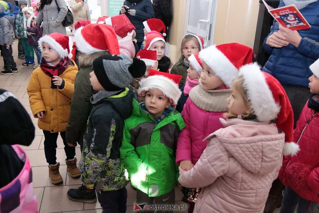 Przedszkolaki samodzielnie przystroiły choinkę w „Handlowcu” [ZDJĘCIA] - zdjęcie #14 - eOstroleka.pl