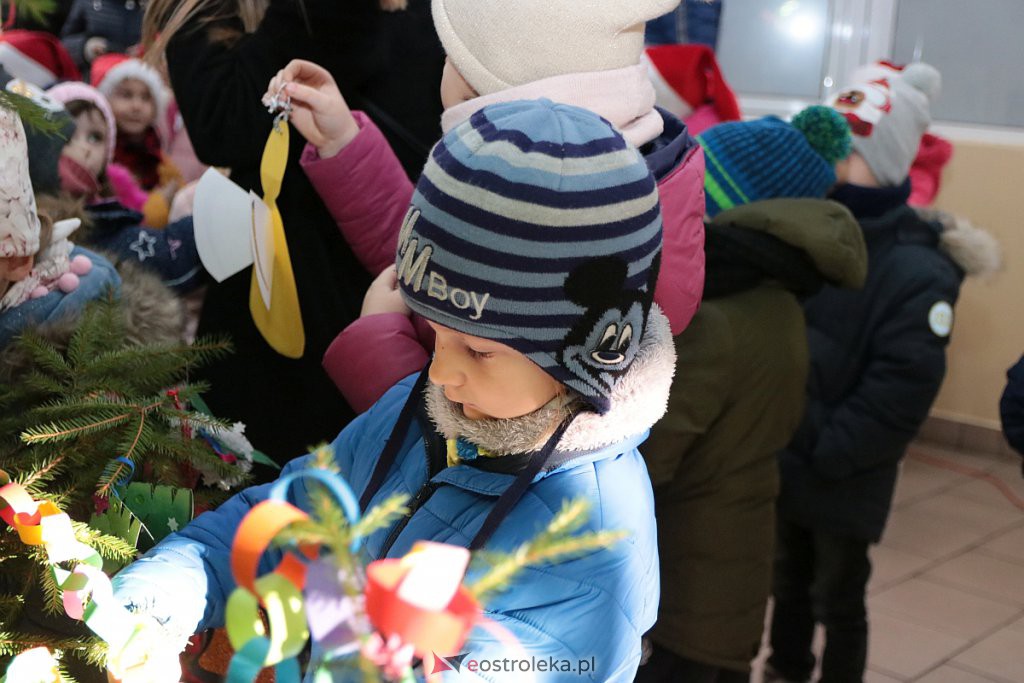 Przedszkolaki samodzielnie przystroiły choinkę w „Handlowcu” [ZDJĘCIA] - zdjęcie #15 - eOstroleka.pl
