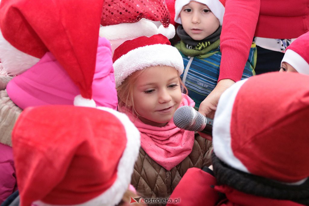 Przedszkolaki samodzielnie przystroiły choinkę w „Handlowcu” [ZDJĘCIA] - zdjęcie #19 - eOstroleka.pl