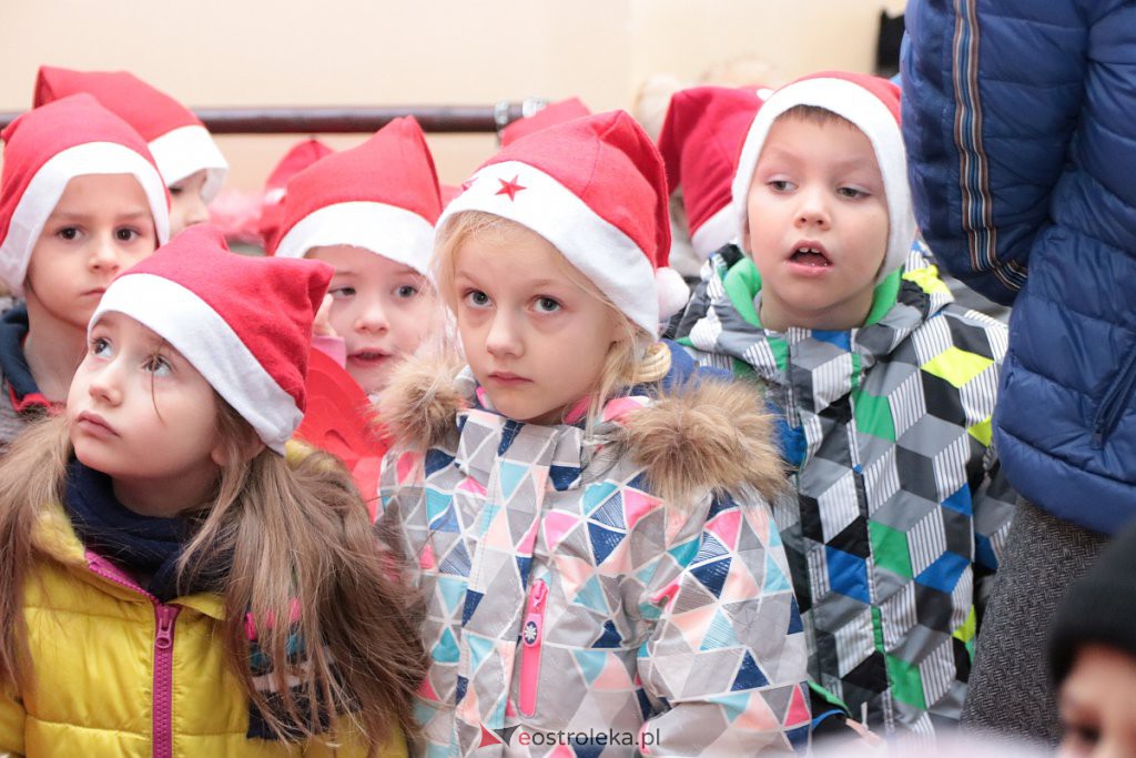 Przedszkolaki samodzielnie przystroiły choinkę w „Handlowcu” [ZDJĘCIA] - zdjęcie #20 - eOstroleka.pl