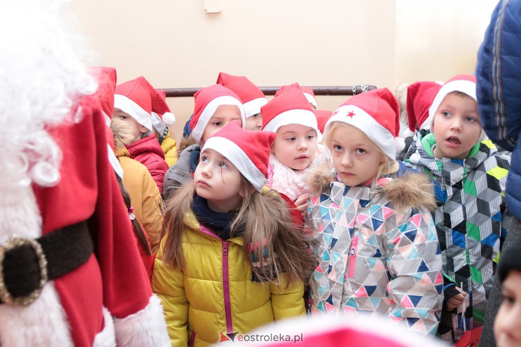 Przedszkolaki samodzielnie przystroiły choinkę w „Handlowcu” [ZDJĘCIA] - zdjęcie #21 - eOstroleka.pl