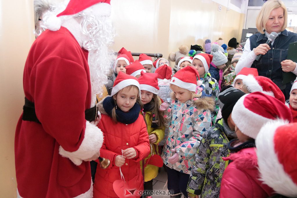 Przedszkolaki samodzielnie przystroiły choinkę w „Handlowcu” [ZDJĘCIA] - zdjęcie #26 - eOstroleka.pl