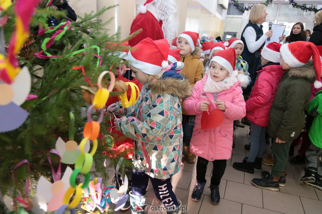 Przedszkolaki samodzielnie przystroiły choinkę w „Handlowcu” [ZDJĘCIA] - zdjęcie #27 - eOstroleka.pl