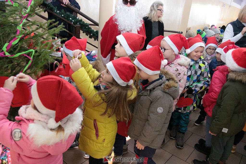 Przedszkolaki samodzielnie przystroiły choinkę w „Handlowcu” [ZDJĘCIA] - zdjęcie #30 - eOstroleka.pl