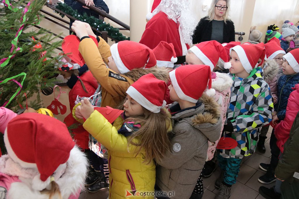 Przedszkolaki samodzielnie przystroiły choinkę w „Handlowcu” [ZDJĘCIA] - zdjęcie #31 - eOstroleka.pl