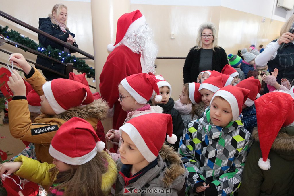 Przedszkolaki samodzielnie przystroiły choinkę w „Handlowcu” [ZDJĘCIA] - zdjęcie #32 - eOstroleka.pl