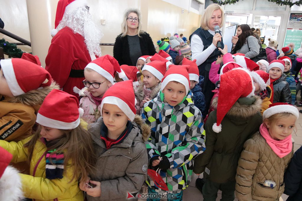 Przedszkolaki samodzielnie przystroiły choinkę w „Handlowcu” [ZDJĘCIA] - zdjęcie #33 - eOstroleka.pl