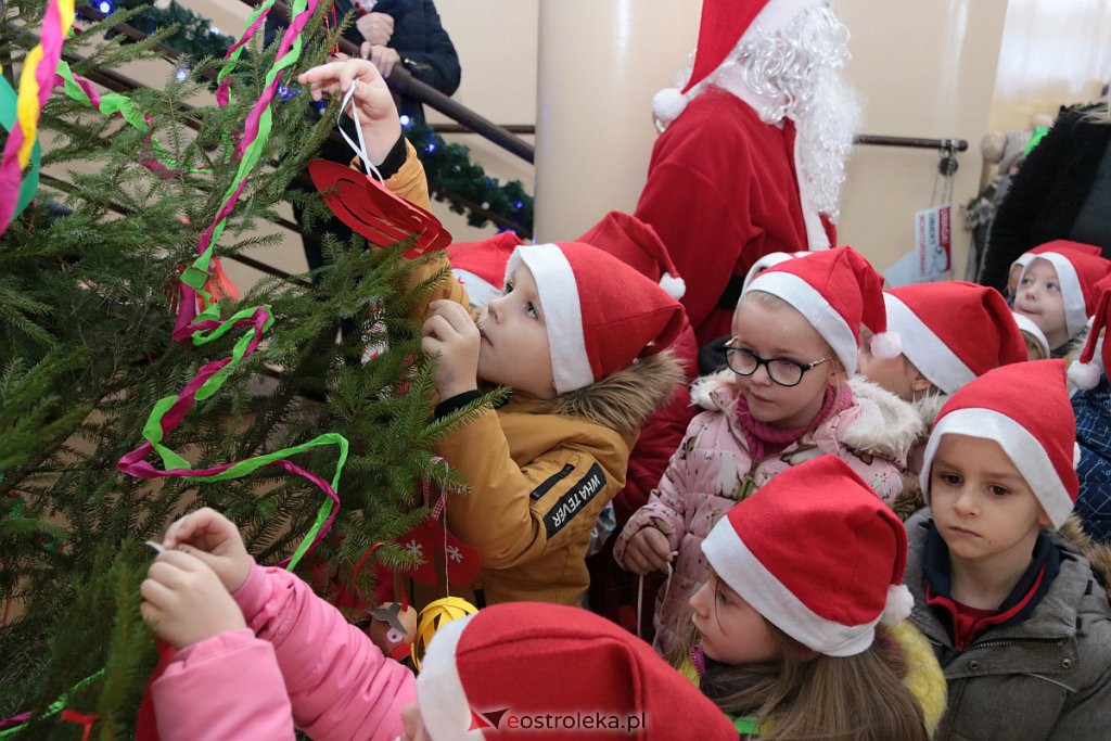 Przedszkolaki samodzielnie przystroiły choinkę w „Handlowcu” [ZDJĘCIA] - zdjęcie #35 - eOstroleka.pl