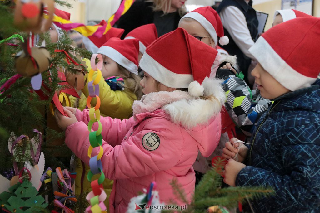 Przedszkolaki samodzielnie przystroiły choinkę w „Handlowcu” [ZDJĘCIA] - zdjęcie #36 - eOstroleka.pl