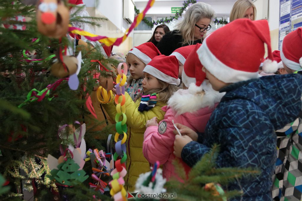 Przedszkolaki samodzielnie przystroiły choinkę w „Handlowcu” [ZDJĘCIA] - zdjęcie #37 - eOstroleka.pl