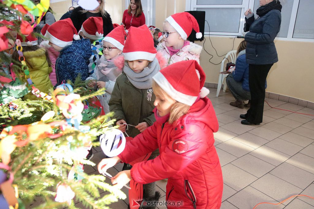 Przedszkolaki samodzielnie przystroiły choinkę w „Handlowcu” [ZDJĘCIA] - zdjęcie #38 - eOstroleka.pl
