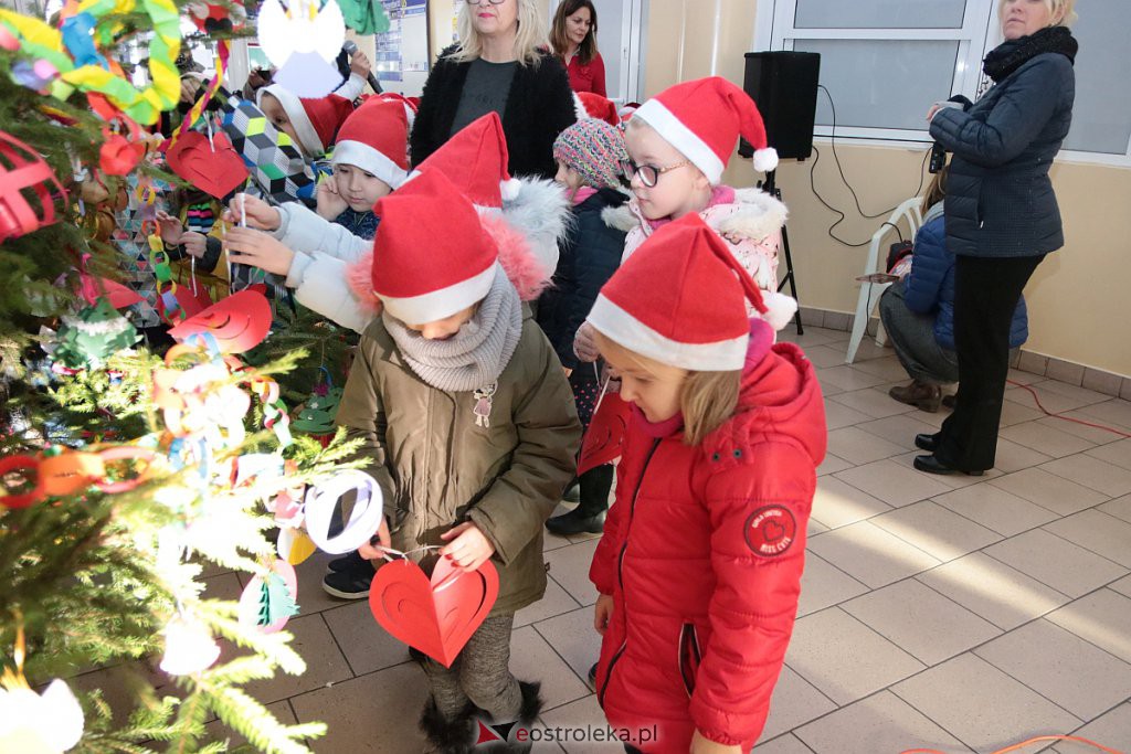 Przedszkolaki samodzielnie przystroiły choinkę w „Handlowcu” [ZDJĘCIA] - zdjęcie #40 - eOstroleka.pl