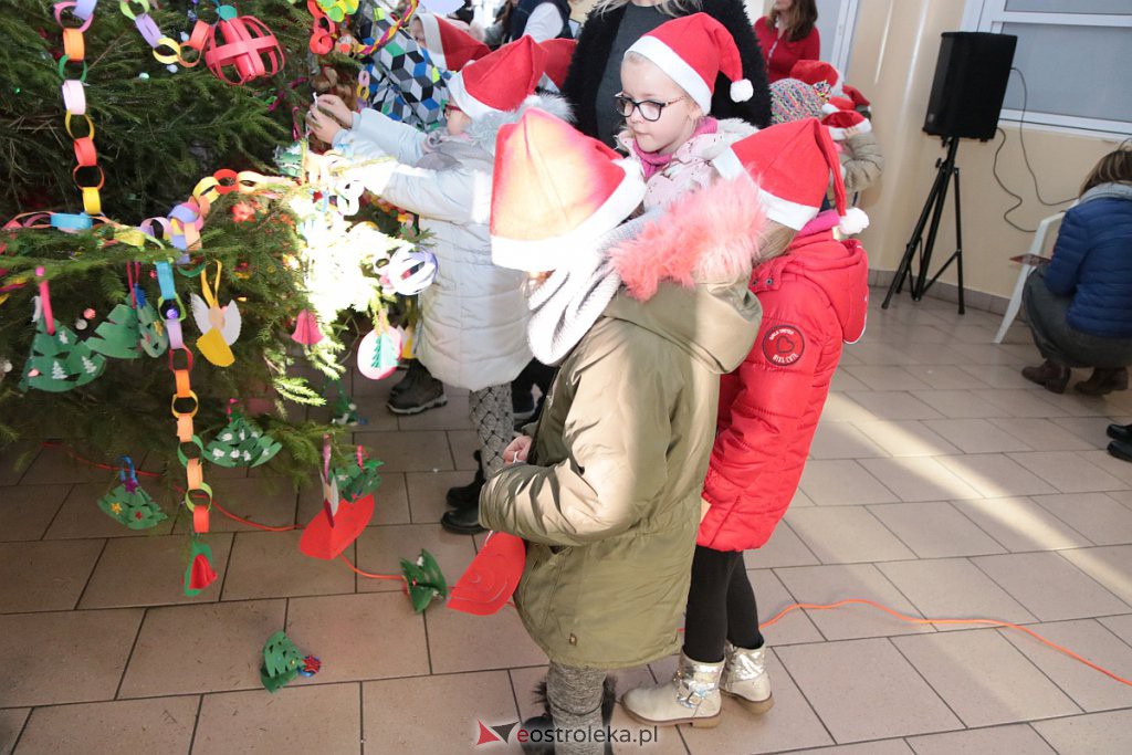 Przedszkolaki samodzielnie przystroiły choinkę w „Handlowcu” [ZDJĘCIA] - zdjęcie #41 - eOstroleka.pl