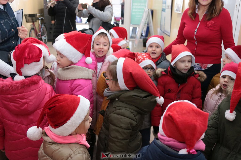 Przedszkolaki samodzielnie przystroiły choinkę w „Handlowcu” [ZDJĘCIA] - zdjęcie #45 - eOstroleka.pl
