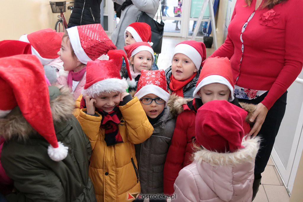 Przedszkolaki samodzielnie przystroiły choinkę w „Handlowcu” [ZDJĘCIA] - zdjęcie #47 - eOstroleka.pl