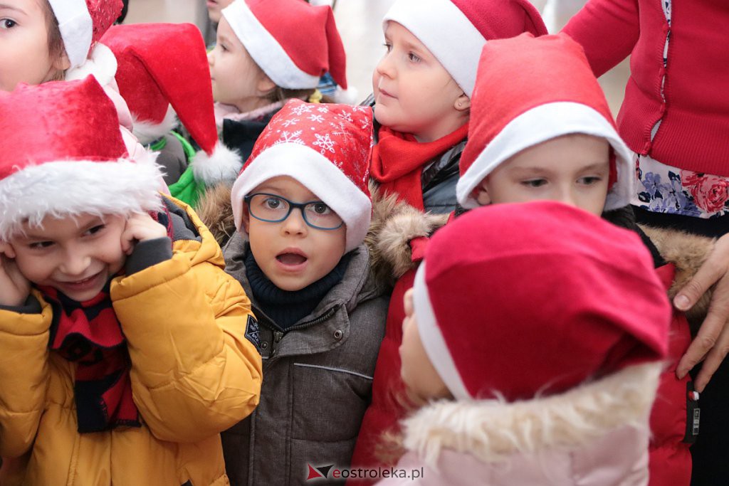 Przedszkolaki samodzielnie przystroiły choinkę w „Handlowcu” [ZDJĘCIA] - zdjęcie #48 - eOstroleka.pl
