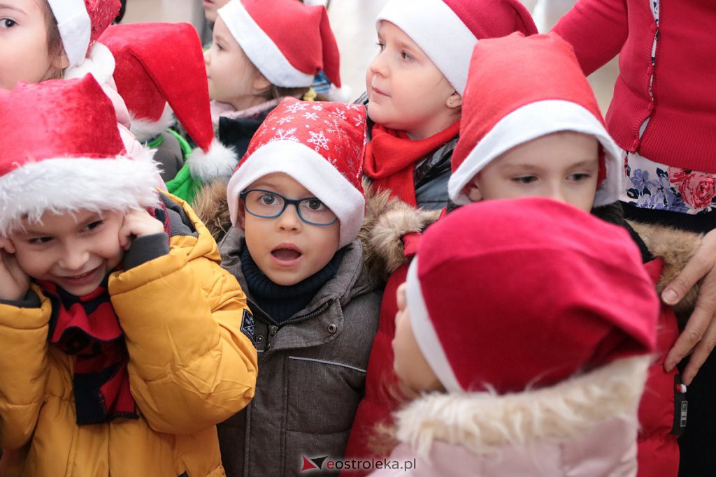 Przedszkolaki samodzielnie przystroiły choinkę w „Handlowcu” [ZDJĘCIA] - zdjęcie #67 - eOstroleka.pl