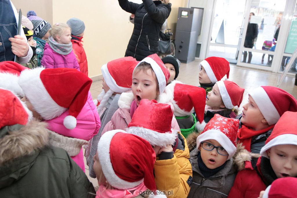 Przedszkolaki samodzielnie przystroiły choinkę w „Handlowcu” [ZDJĘCIA] - zdjęcie #49 - eOstroleka.pl