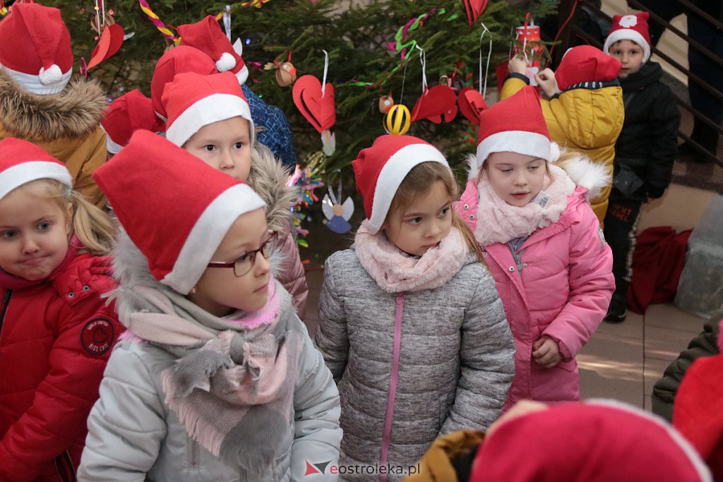 Przedszkolaki samodzielnie przystroiły choinkę w „Handlowcu” [ZDJĘCIA] - zdjęcie #65 - eOstroleka.pl