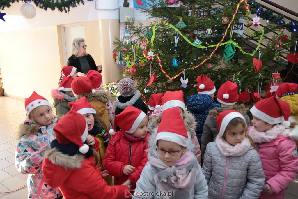 Przedszkolaki samodzielnie przystroiły choinkę w „Handlowcu” [ZDJĘCIA] - zdjęcie #51 - eOstroleka.pl