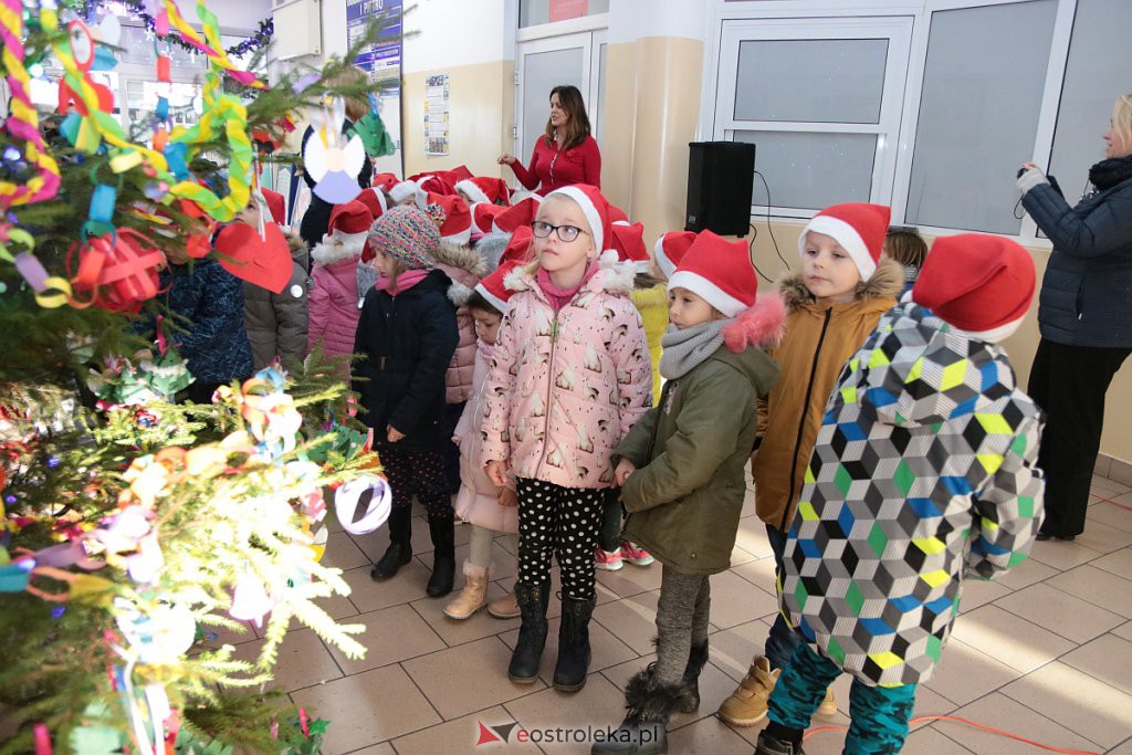 Przedszkolaki samodzielnie przystroiły choinkę w „Handlowcu” [ZDJĘCIA] - zdjęcie #52 - eOstroleka.pl