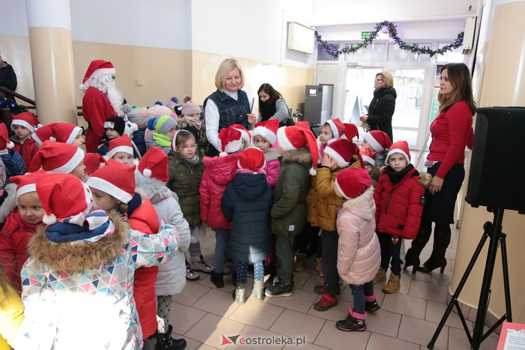 Przedszkolaki samodzielnie przystroiły choinkę w „Handlowcu” [ZDJĘCIA] - zdjęcie #54 - eOstroleka.pl