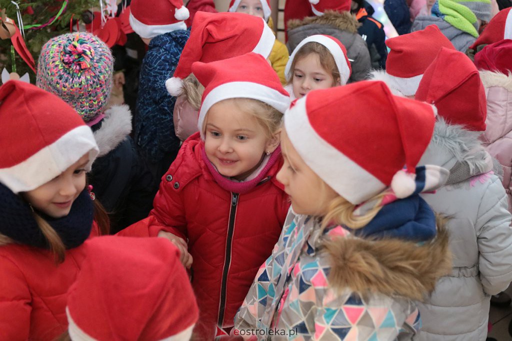 Przedszkolaki samodzielnie przystroiły choinkę w „Handlowcu” [ZDJĘCIA] - zdjęcie #55 - eOstroleka.pl