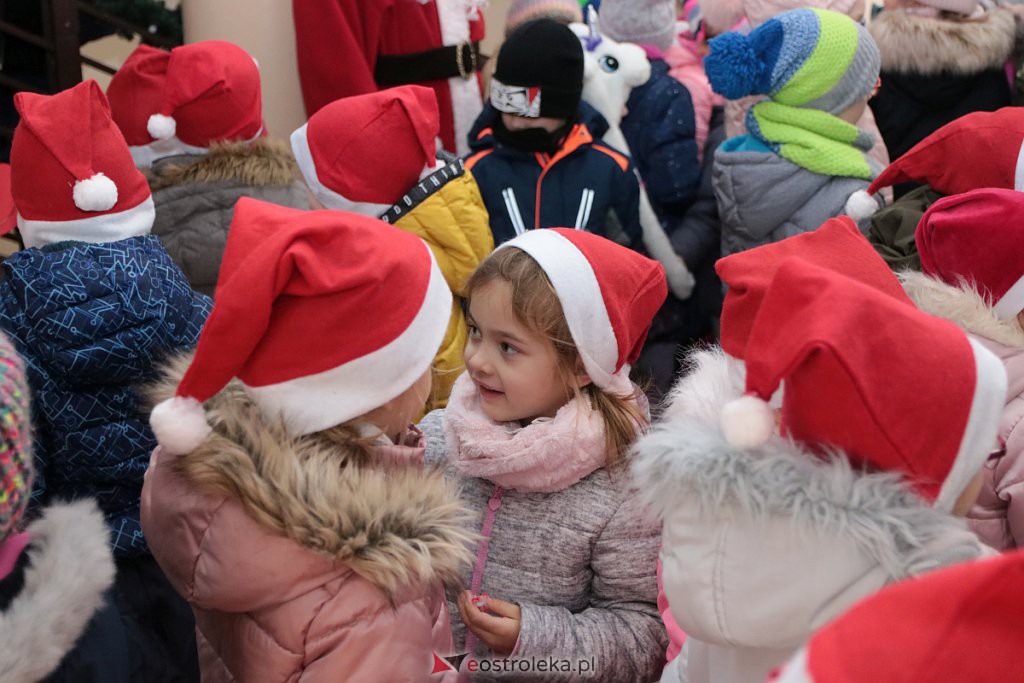 Przedszkolaki samodzielnie przystroiły choinkę w „Handlowcu” [ZDJĘCIA] - zdjęcie #57 - eOstroleka.pl
