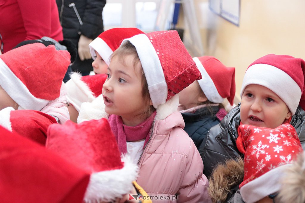 Przedszkolaki samodzielnie przystroiły choinkę w „Handlowcu” [ZDJĘCIA] - zdjęcie #58 - eOstroleka.pl