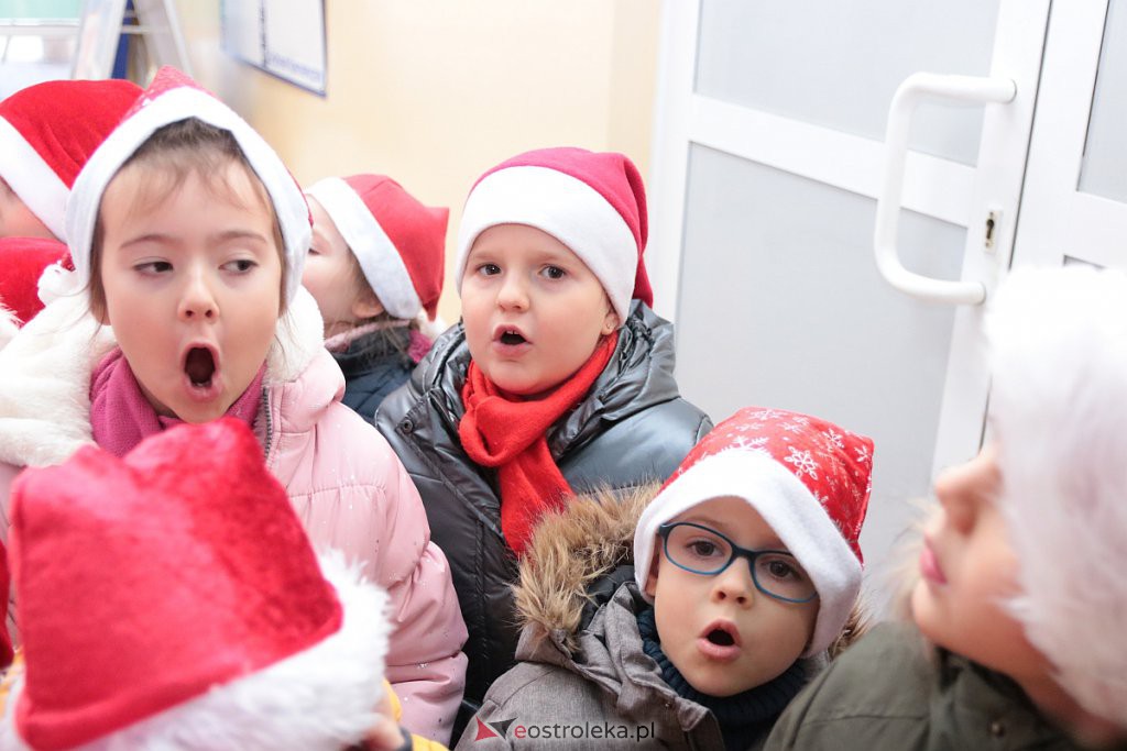 Przedszkolaki samodzielnie przystroiły choinkę w „Handlowcu” [ZDJĘCIA] - zdjęcie #59 - eOstroleka.pl