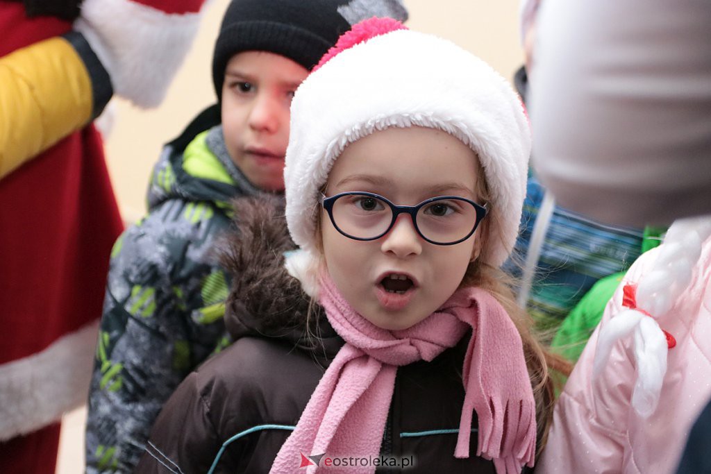 Przedszkolaki samodzielnie przystroiły choinkę w „Handlowcu” [ZDJĘCIA] - zdjęcie #60 - eOstroleka.pl