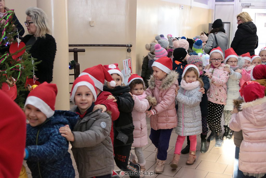 Przedszkolaki samodzielnie przystroiły choinkę w „Handlowcu” [ZDJĘCIA] - zdjęcie #65 - eOstroleka.pl