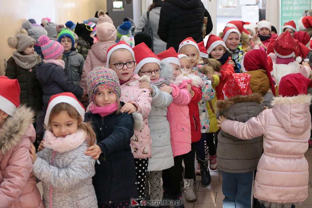 Przedszkolaki samodzielnie przystroiły choinkę w „Handlowcu” [ZDJĘCIA] - zdjęcie #66 - eOstroleka.pl