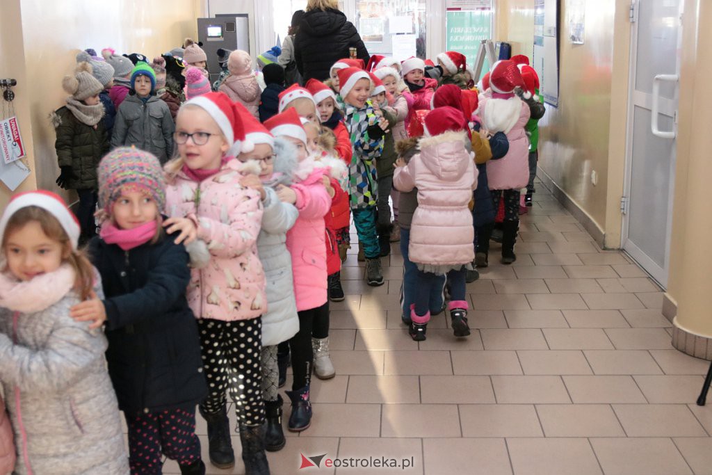Przedszkolaki samodzielnie przystroiły choinkę w „Handlowcu” [ZDJĘCIA] - zdjęcie #67 - eOstroleka.pl