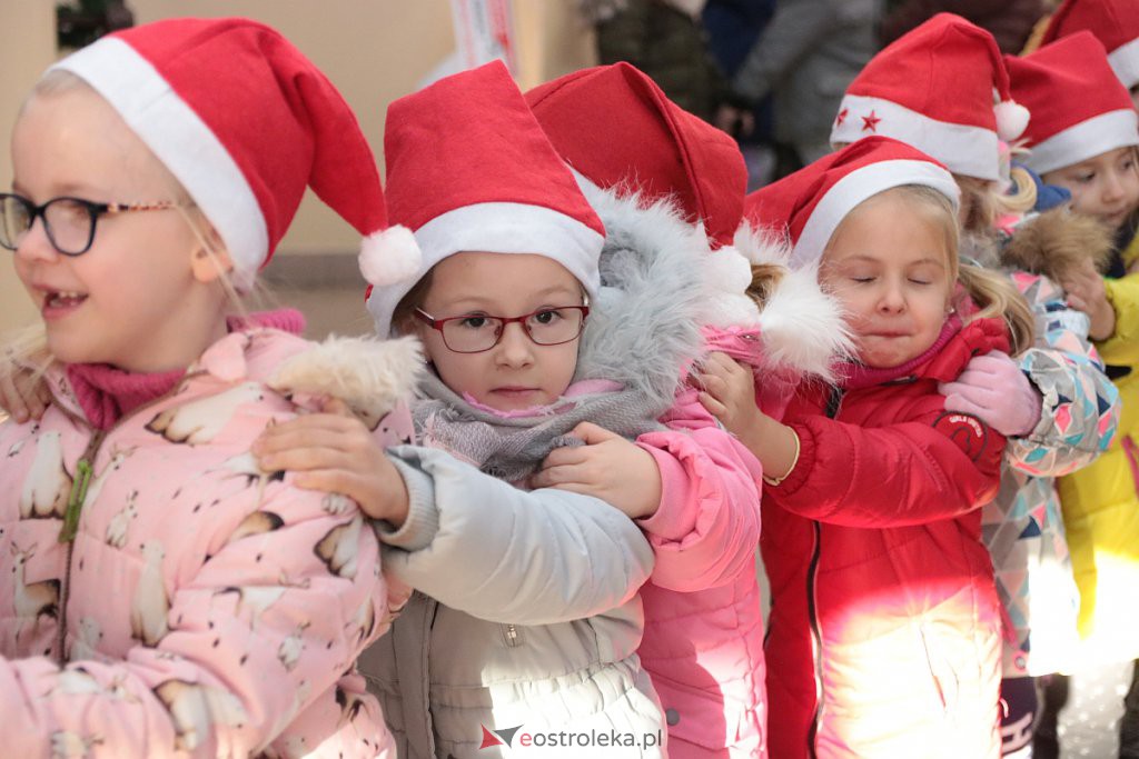 Przedszkolaki samodzielnie przystroiły choinkę w „Handlowcu” [ZDJĘCIA] - zdjęcie #47 - eOstroleka.pl