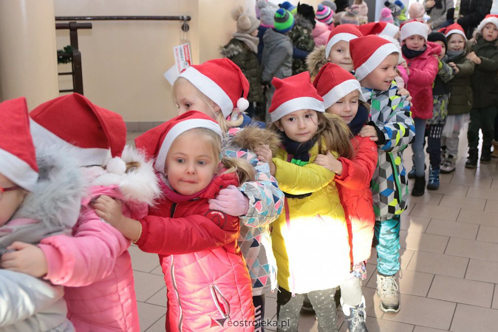 Przedszkolaki samodzielnie przystroiły choinkę w „Handlowcu” [ZDJĘCIA] - zdjęcie #69 - eOstroleka.pl