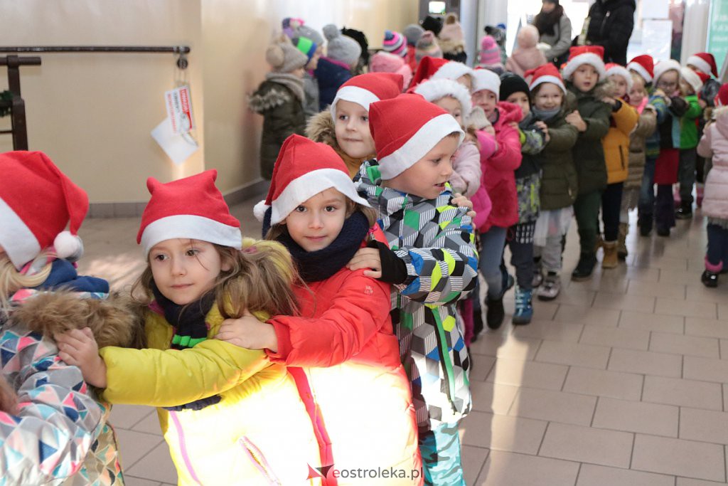 Przedszkolaki samodzielnie przystroiły choinkę w „Handlowcu” [ZDJĘCIA] - zdjęcie #70 - eOstroleka.pl