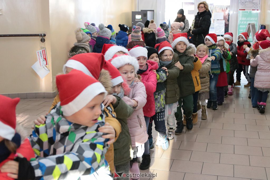 Przedszkolaki samodzielnie przystroiły choinkę w „Handlowcu” [ZDJĘCIA] - zdjęcie #71 - eOstroleka.pl