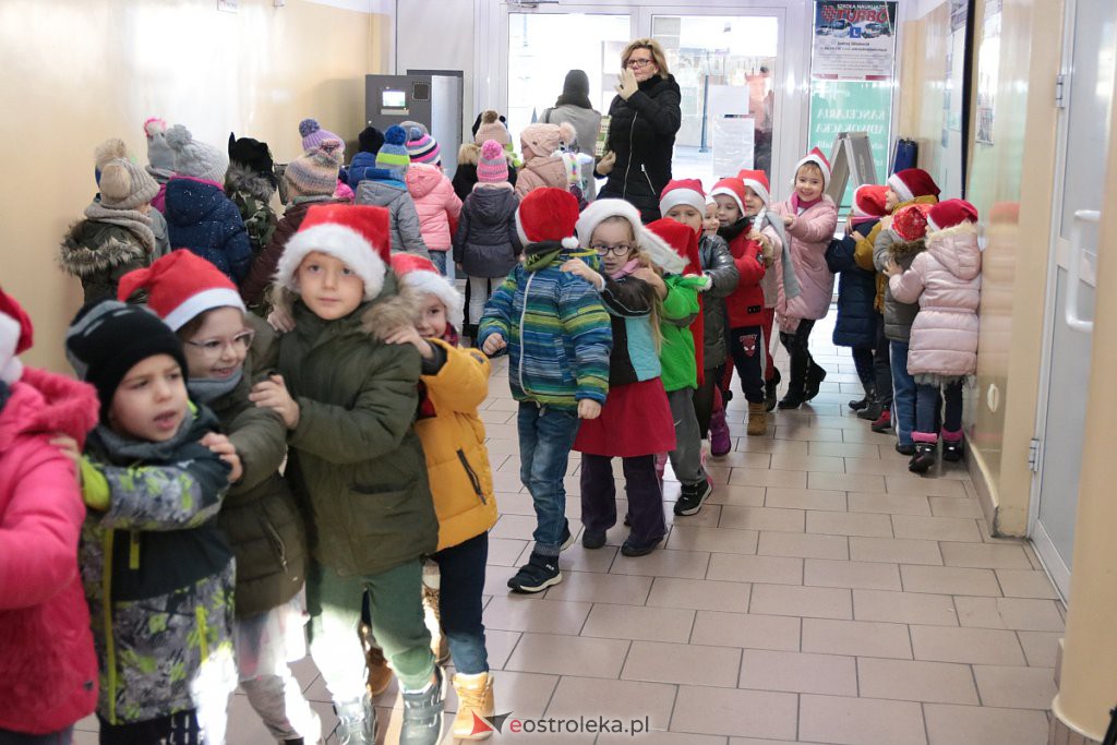 Przedszkolaki samodzielnie przystroiły choinkę w „Handlowcu” [ZDJĘCIA] - zdjęcie #72 - eOstroleka.pl