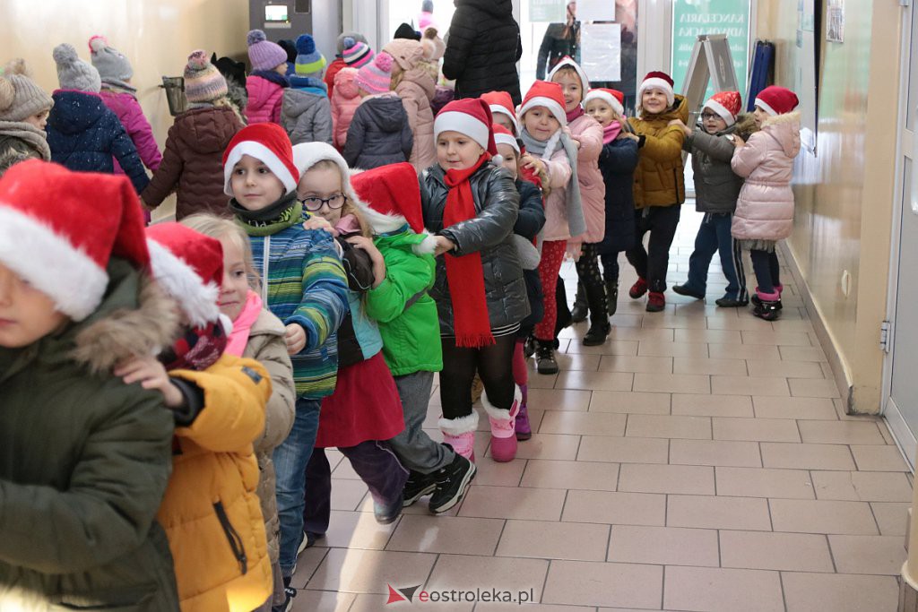 Przedszkolaki samodzielnie przystroiły choinkę w „Handlowcu” [ZDJĘCIA] - zdjęcie #73 - eOstroleka.pl