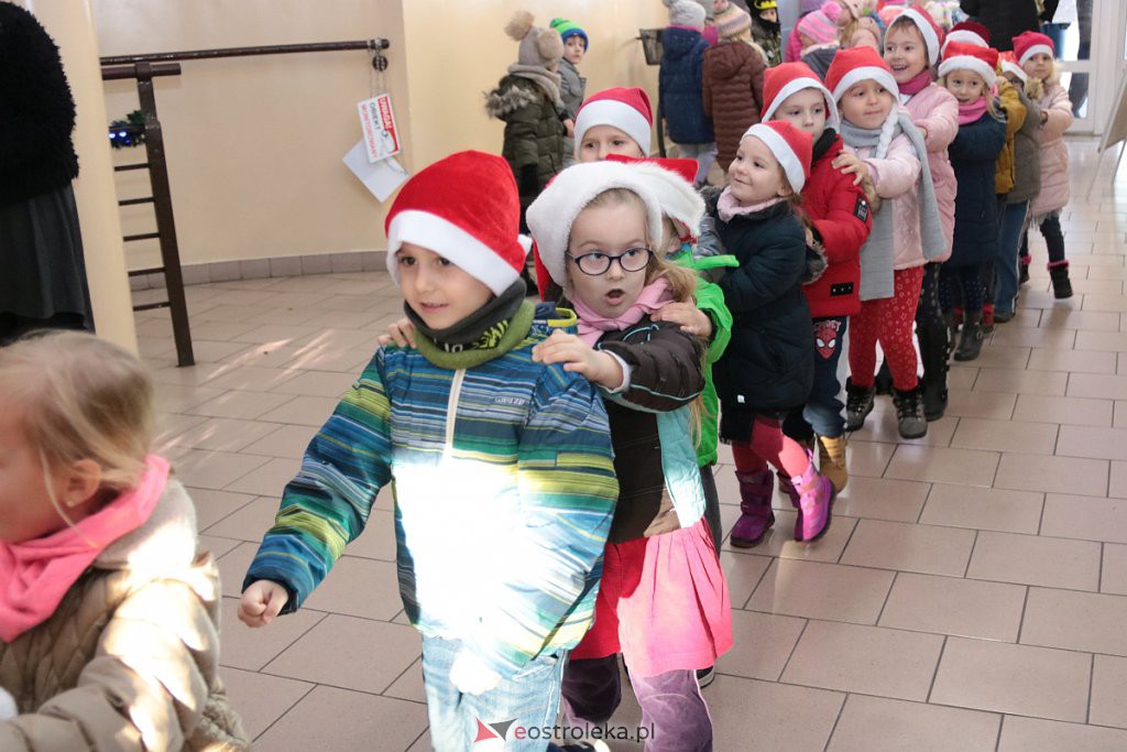 Przedszkolaki samodzielnie przystroiły choinkę w „Handlowcu” [ZDJĘCIA] - zdjęcie #74 - eOstroleka.pl