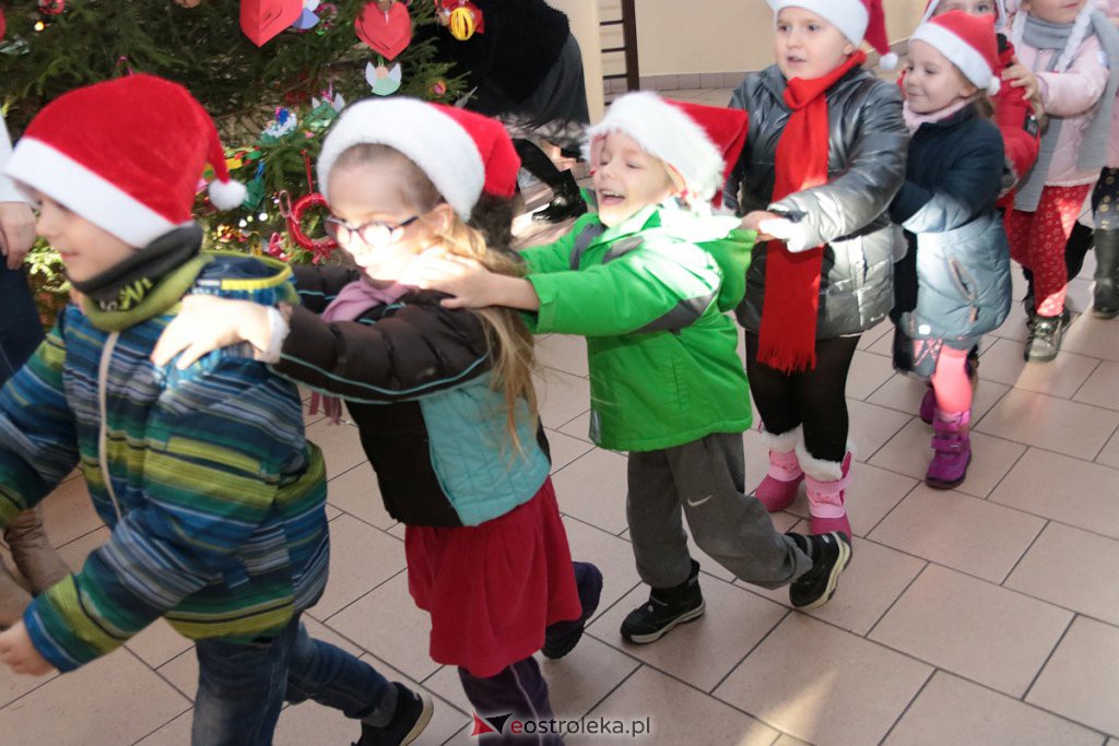 Przedszkolaki samodzielnie przystroiły choinkę w „Handlowcu” [ZDJĘCIA] - zdjęcie #76 - eOstroleka.pl