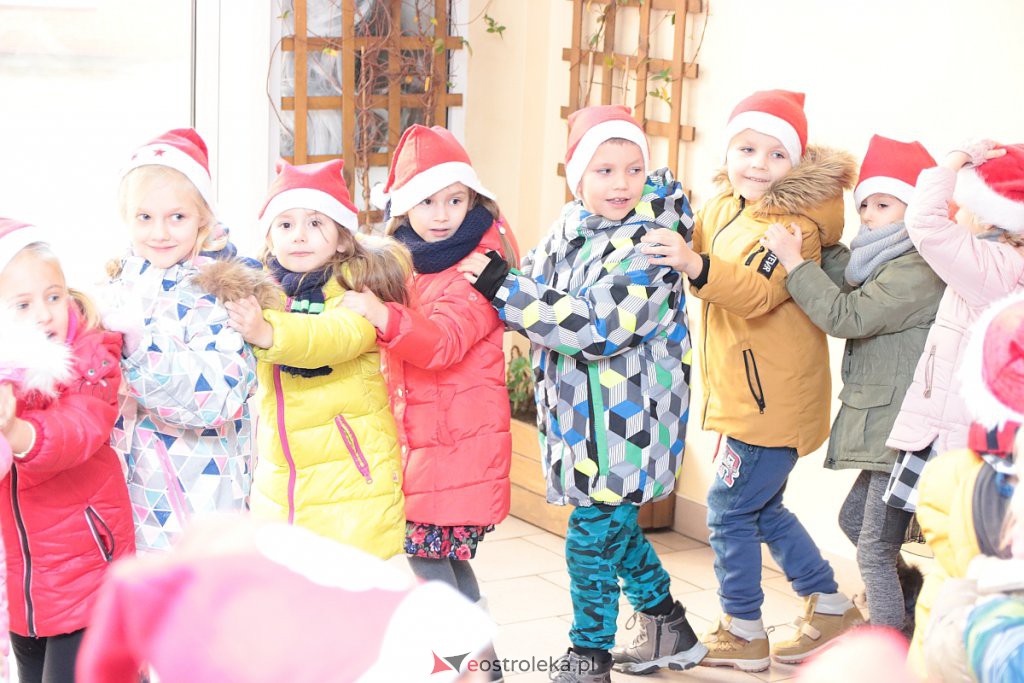 Przedszkolaki samodzielnie przystroiły choinkę w „Handlowcu” [ZDJĘCIA] - zdjęcie #77 - eOstroleka.pl
