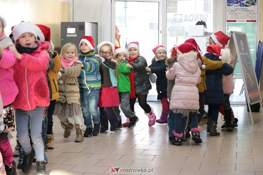 Przedszkolaki samodzielnie przystroiły choinkę w „Handlowcu” [ZDJĘCIA] - zdjęcie #36 - eOstroleka.pl