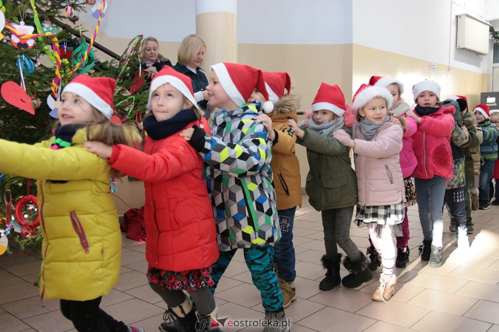 Przedszkolaki samodzielnie przystroiły choinkę w „Handlowcu” [ZDJĘCIA] - zdjęcie #80 - eOstroleka.pl
